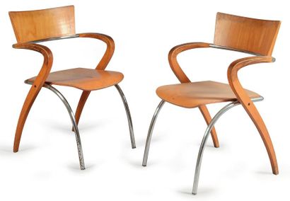 Hans WEGNER (1914-2007). Attribué à. Paire de fauteuils en frêne et acier chromé....