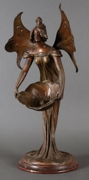 null Femme libellule Sculpture en régule. H.: 52 cm.