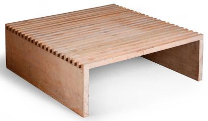 David GAILLARD (XX-XXIe) Table base en bois cérusé gris, le plateau constitué d'un...