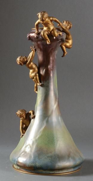 null Vase en ceramique bleue irisée, à long col à décor appliqé d'enfant en bronze...