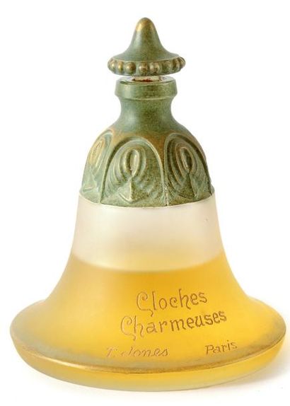 Thomas Jones «Cloches Charmeuses» - (années 1920) Rare flacon en verre incolore pressé...