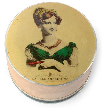 La Belle Américaine - (années 1950) Importante boite de talc parfumé de section cylindrique...