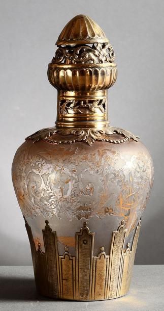 TRAVAIL FRANÇAIS - (années 1880-1910) Luxueux flacon brûle-parfum en cristal incolore...