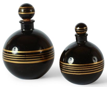 Travail Français - (années 1930) 2 Flacons à parfum en verre opaque noir pressé moulé...