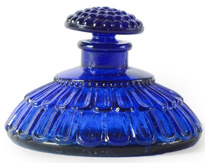 Vibert frères - (années 1920) Flacon en verre pressé moulé teinté bleu nuit, de section...