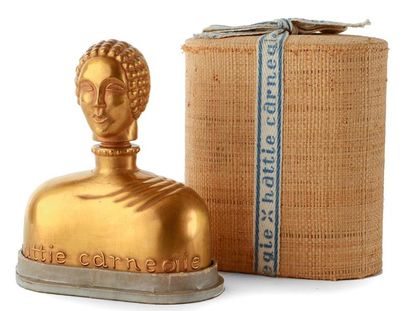 Hattie Carnegie «Parfum n°7» - (1944) Présenté dans son coffret en carton gainé de...