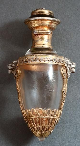 TRAVAIL FRANÇAIS - (années 1880-1900) Elégant flacon à odeur en verre incolore pressé...