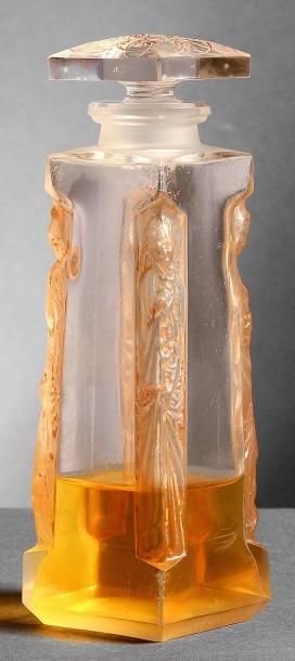 D'Orsay «Ambre» - (1913) Flacon en verre incolore pressé moulé de section cubique,...
