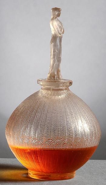 D'Orsay «Rose» - (1920) Flacon en verre incolore pressé moulé de section cylindrique,...