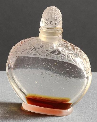 Maurice Babani «Pao Pê» - (années 1920) Flacon tabatière en verre incolore pressé moulé...