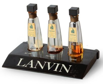 Lanvin parfums - (années 1950) Présentoir en plexi noir titré comprenant 3 flacons...