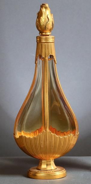 CHRISTIAN DIOR «Diorling» - (1963) Luxueux flacon en cristal incolore pressé moulé...