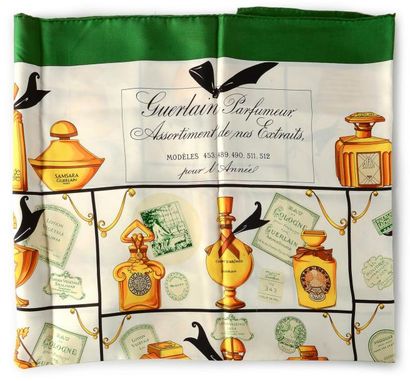 Guerlain «Assortiment de nos Extraits» - (1998) Luxueux carré en soie roulottée vert,...