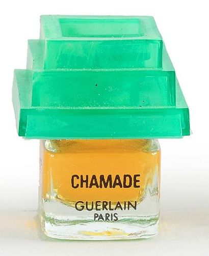 Guerlain «Chamade» - (1969) Diminutif parfum modèle «pagode» en verre incolore avec...