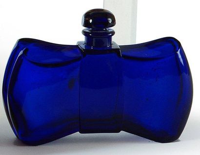 Guerlain «Coque d'Or» - (1942) Flacon moderniste en cristal pressé moulé teinté bleu...