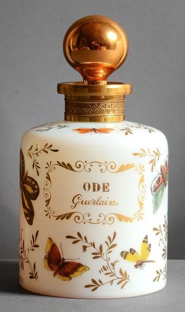 Guerlain «Ode» - (1955) Luxueux flacon en opaline savonneuse de section et forme...