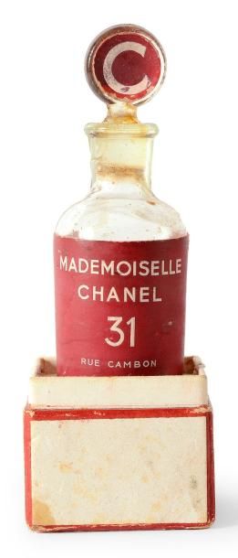 Mademoiselle Chanel «31 Rue Cambon «- (années 1940) Présenté sur son socle de coffret...