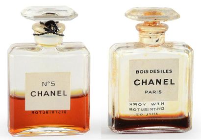 CHANEL «N°5» et «Bois des Iles» - (années 1950) 2 flacons première taille en verre...