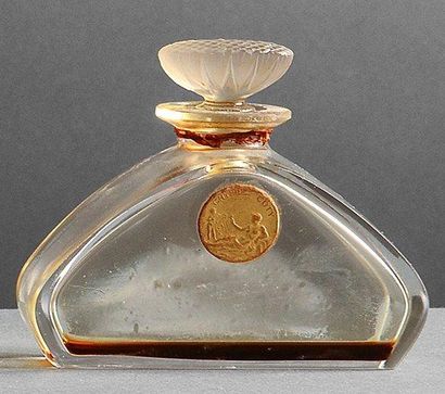 Coty «Ambréine» - (années 1910) Flacon en verre incolore pressé moulé de section...