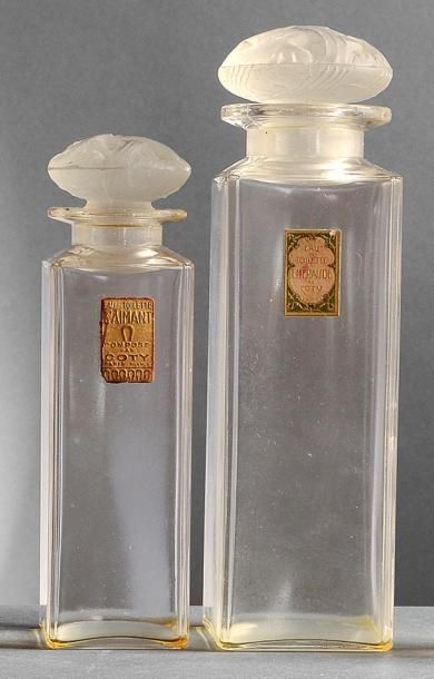 Coty (années 1920) 2 Flacons en verre incolore pressé moulé de section cubique, forme...