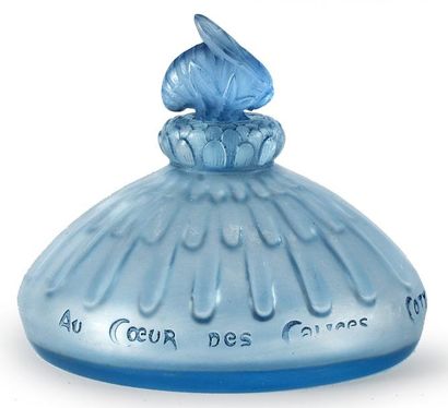 Coty «Au Coeur des Calices» - (1913) Flacon en verre pressé moulé teinté bleu diaphane,...
