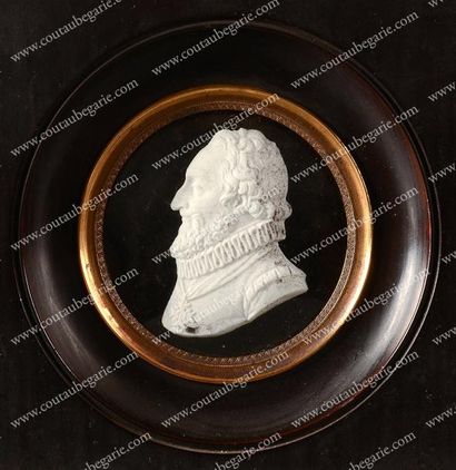 null Henri IV, roi de France. Médaillon rond contenant un profil en biscuit le représentant...