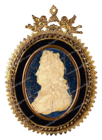 null Louis XIV, roi de France. Important médaillon contenant un portrait en ivoire...