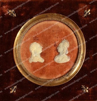 null Louis XVI et Marie-Antoinette. Médaillon à suspendre contenant une paire de...