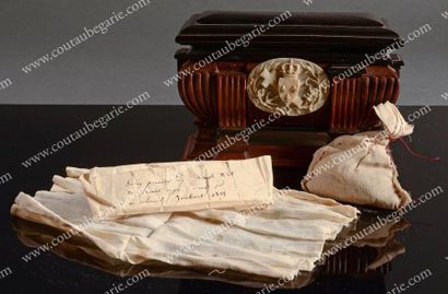 null Precieuse relique du roi Louis XVI. Conservée dans un cercueil miniature en...