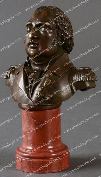 null Louis XVIII, roi de France. Petit buste en bronze le représentant en uniforme,...