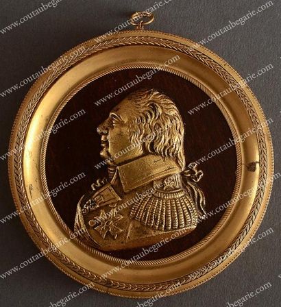 null Louis XVIII, roi des Francais. Médaillon rond en bronze doré, orné d'un profil...