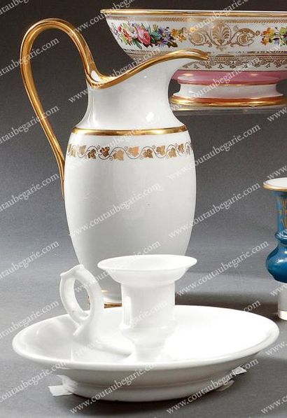 SÈVRES Service des Princes du roi Louis-Philippe. Pot à lait en porcelaine, de forme...