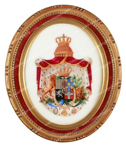 Maison royale de Savoie Médaillon contenant une plaque ovale en porcelaine polychrome,...