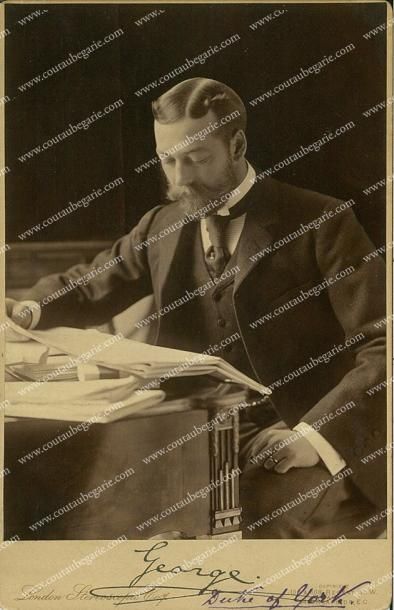 null George V, roi de Grande-Bretagne. Portrait photographique, le représentant lisant...