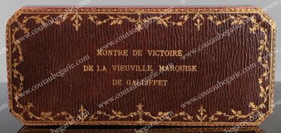 Marquise de Galliffet Elégante châtelaine en or et émail bleu, sertie de roses, comportant...