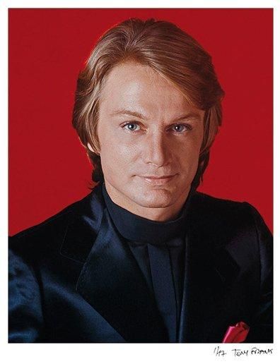 1971 Claude François en costume noir et fond rouge. Novembre 1971. Tirage en digigraphie...