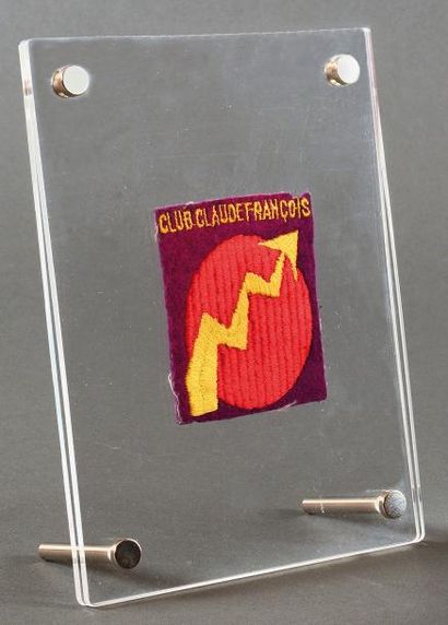 1972 Ecusson brodé du logo Flèche réalisé pour le club Claude François. En parfait...