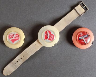 1974/1975 Lot de 3 montres mécaniques. Deux sont marquées Claude François et la troisième...