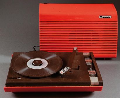 1974/1975 Un électrophone en plastique orange provenant de la loge Claude François....
