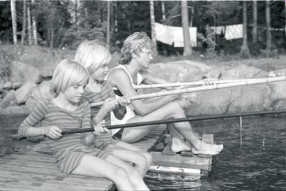 1976 Claude François et ses enfants à la pêche. Photographie de Guy Floriant. Datée...