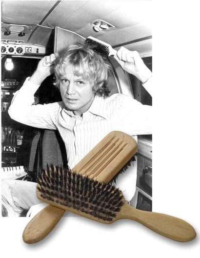 1977 Les deux brosses à cheveux de marque «Marchino» qu'utilisait régulièrement Claude...