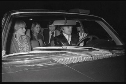 1977 Claude François et Kathaleen. Rue de Ponthieu, Paris 1977. Photo de Patrick...