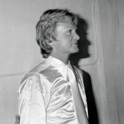 1977 Claude François de profil dans les coulisses d'une scène à Nice, le 8 juillet...