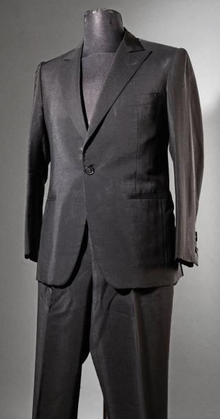 Thierry le Luron Costume noir Charvet avec deux cravates noires. Tenue de scène utilisée...
