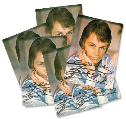 1967 Lot de 8 cartes postales identiques toutes dédicacées par le chanteur. 1967....