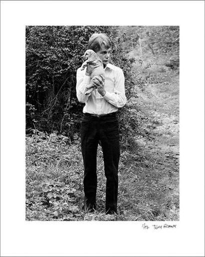 1967 Claude François en pied avec un cocker. 1967. Prise de vue destinée à une proche...