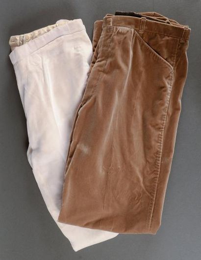 1968 Lot de deux pantalons de velours confectionnés dans les ateliers de la maison...