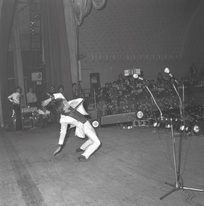1969 Claude François sur scène en 1969. Photographie de Mario Gurrieri. Tirage argentique...