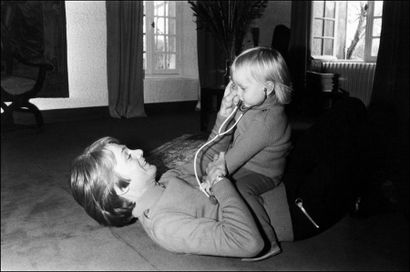 1970 Claude François et son fils. Vers 1970. Photographie de André Sas. Tirage argentique...