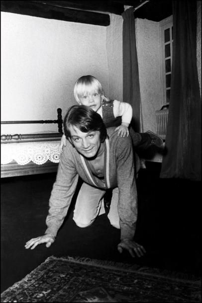 1970 Claude François et son fils au Moulin. Vers 1970. Photographie de André Sas....